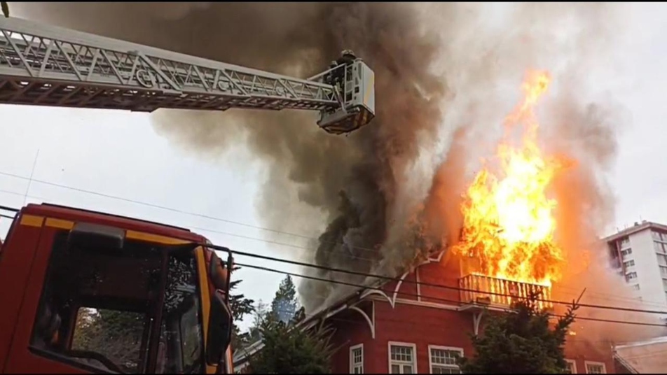 Incendio destruye antigua casona en Punta Arenas